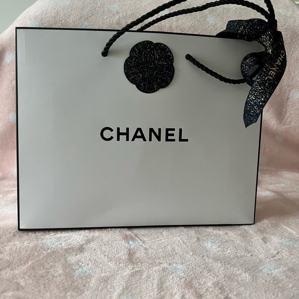 CHANEL• Eye Essential Set Holiday Gift set - Picture 10 of 11